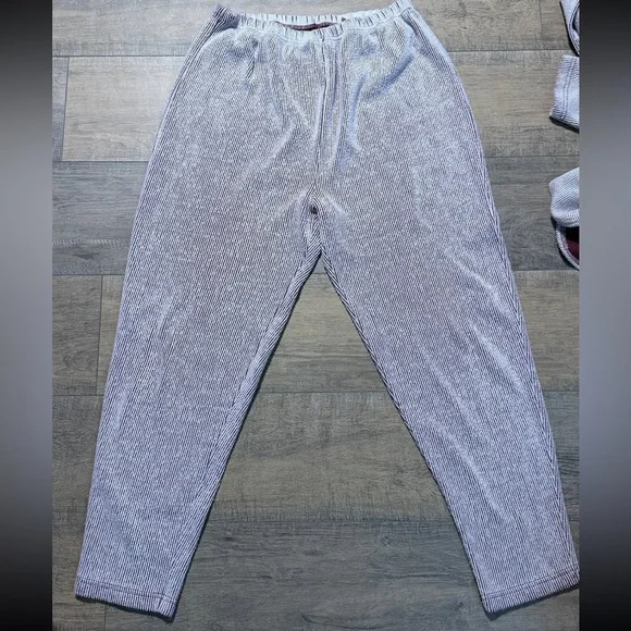 Elegant Women's Pajama Set - Picture 2 of 4